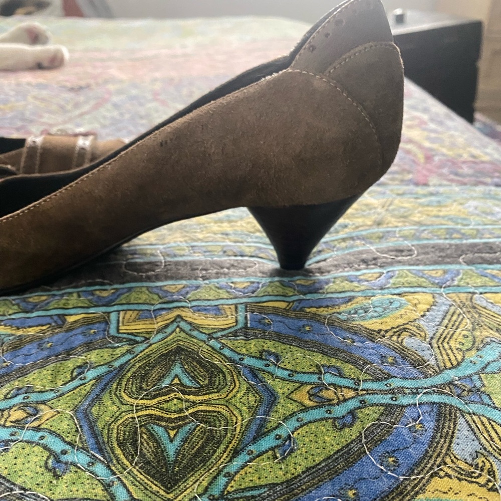 Chic Brown Suede shoes with Kitten Heels - Picture 3 of 9